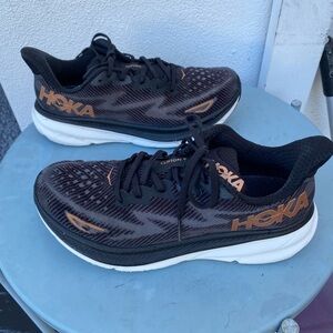 Women's Black Hoka Clifton 9 Running Shoes (9 US)